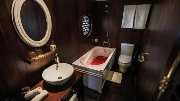 Bhaya Classic Cruise – Trải Nghiệm Du Thuyền Đẳng Cấp Tại Vịnh Hạ Long