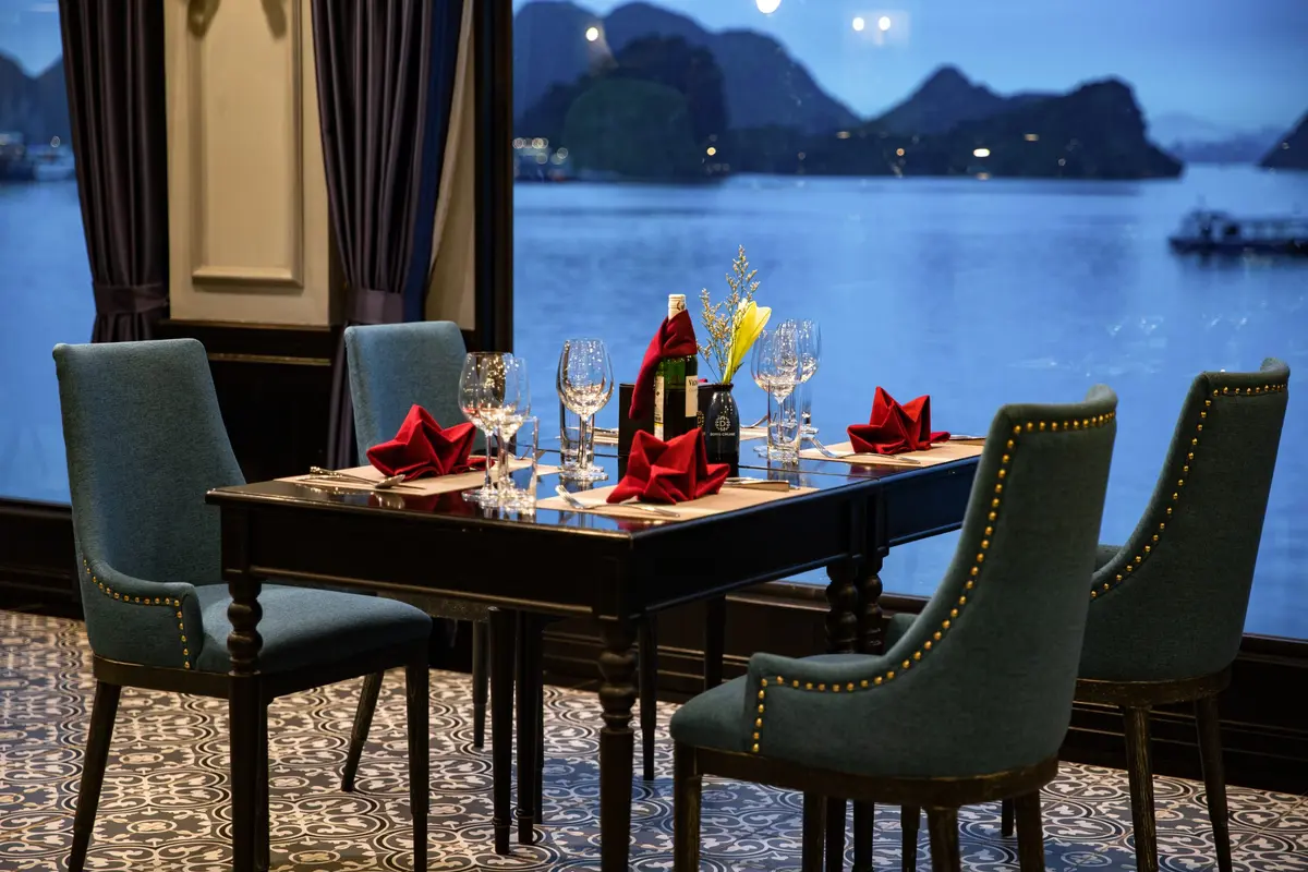 Doris Cruise – Tour Du Thuyền 2N1Đ Khám Phá Vịnh Lan Hạ Đẳng Cấp 5 Sao
