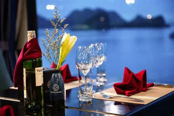 Doris Cruise – Tour Du Thuyền 2N1Đ Khám Phá Vịnh Lan Hạ Đẳng Cấp 5 Sao