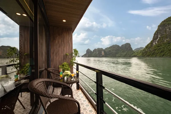 Doris Cruise – Tour Du Thuyền 2N1Đ Khám Phá Vịnh Lan Hạ Đẳng Cấp 5 Sao