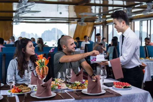 Du Thuyen Alova Premium Ha Long Cruise 1 Ngay2