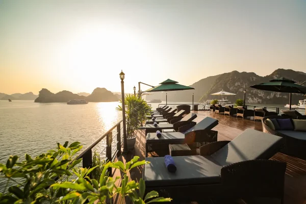 Du Thuyền Rosy Cruise Lan Hạ – Kỳ Nghỉ 5 Sao Giữa Thiên Nhiên Tuyệt Sắc