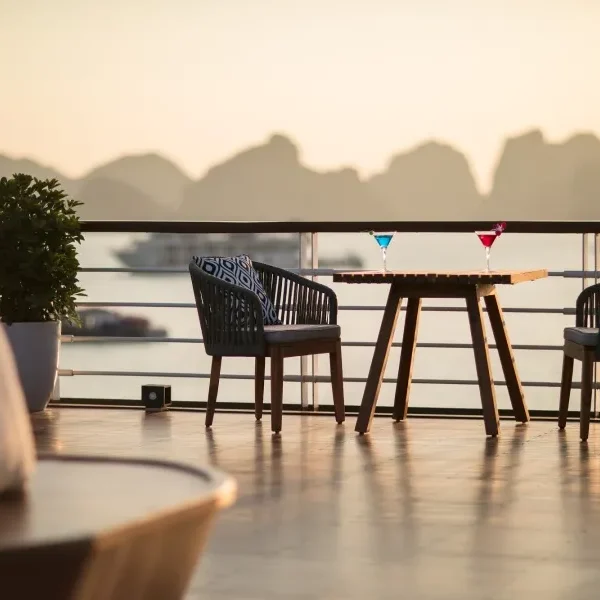 Du Thuyền Heritage Cruise 5 Sao – Hành Trình 2 Ngày 1 Đêm Khám Phá Vịnh Lan Hạ