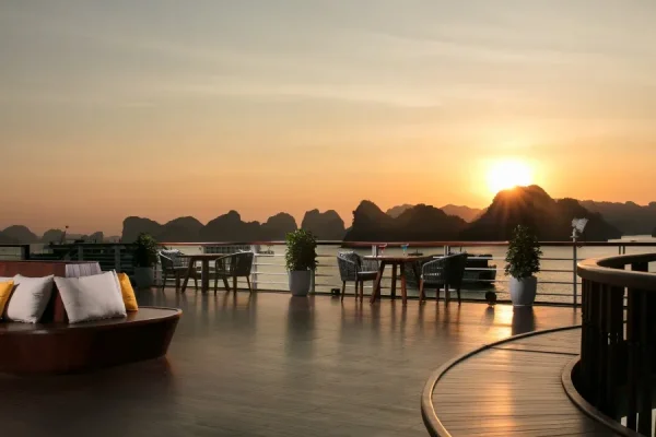 Du thuyền Heritage Cruise 5 Sao – Hành Trình 2 Ngày 1 Đêm Khám Phá Vịnh Lan Hạ