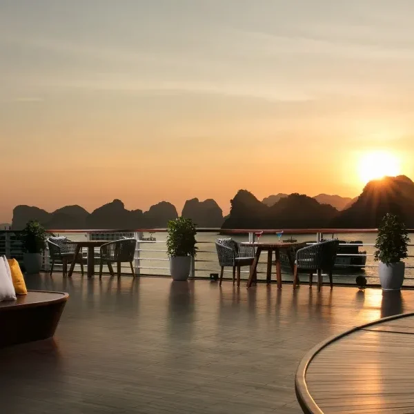 Du Thuyền Heritage Cruise 5 Sao – Hành Trình 2 Ngày 1 Đêm Khám Phá Vịnh Lan Hạ