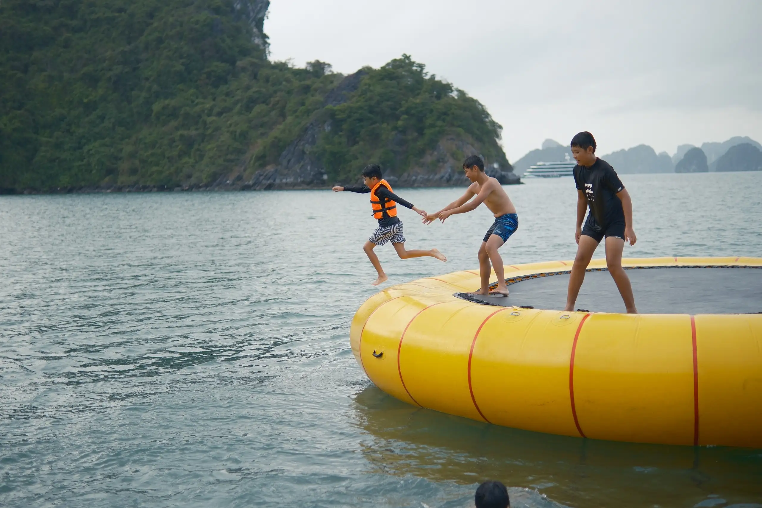 Tour Vinh Lan Ha 6 Tieng Catamaran 4