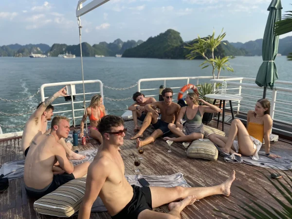 Tour Vịnh Lan Hạ Nửa Ngày – Ngắm Bình Minh & Sunrise Party Trên Du Thuyền