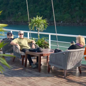 Tour Vịnh Lan Hạ Nửa Ngày – Ngắm Bình Minh & Sunrise Party Trên Du Thuyền