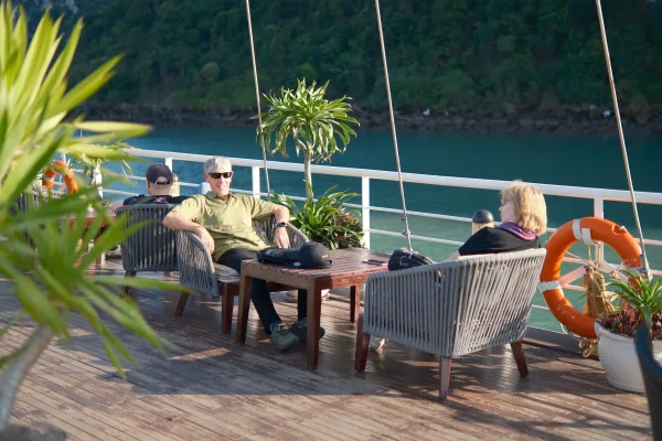 Tour Vịnh Lan Hạ Nửa Ngày – Ngắm Bình Minh & Sunrise Party Trên Du Thuyền